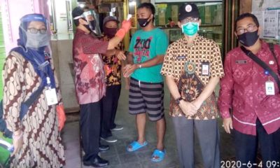 SOSIALISASI : Kepala Disperindag Kabupaten Malang Agung Purwanto bersama Suyadi Kepala Pasar Kepanjen dalam prosesi Sosialisasi. (Sur)