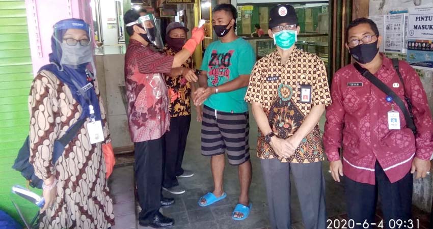 SOSIALISASI : Kepala Disperindag Kabupaten Malang Agung Purwanto bersama Suyadi Kepala Pasar Kepanjen dalam prosesi Sosialisasi. (Sur)