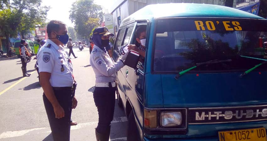 Pembagian Masker Kepada Para Pengendara Roda 4. (Sur)