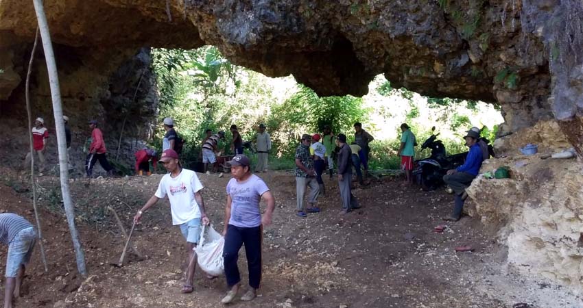 PROSES : Pembangunan Jalan Tembus Watu Kudung dan Watu Gedek di Dusun Sumbergentong. (sur