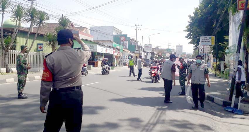 Pemotor Tak Pakai Masker di Kecamatan Dau Dihukum Bersih-Bersih, Hafalan Pancasila