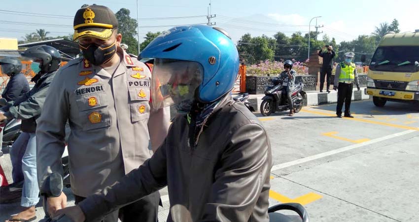 Physical Distancing Bagi Pengendara, Satlantas Polres Malang Rekayasa di Trafic Light