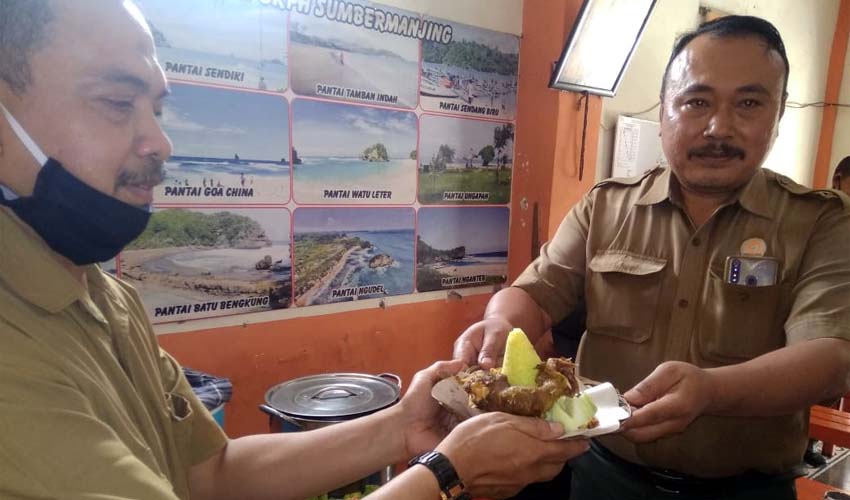 Penyerahan Potongan Tumpeng oleh staf Kepada Soekirno KBKPH Sumbermanjing. (Sur)