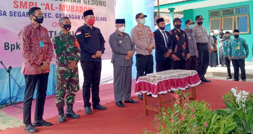 Bupati Malang Sanusi beserta jajaran Forkopimda saat melakukan peresmian Gedung SMPI Al-Mubarok