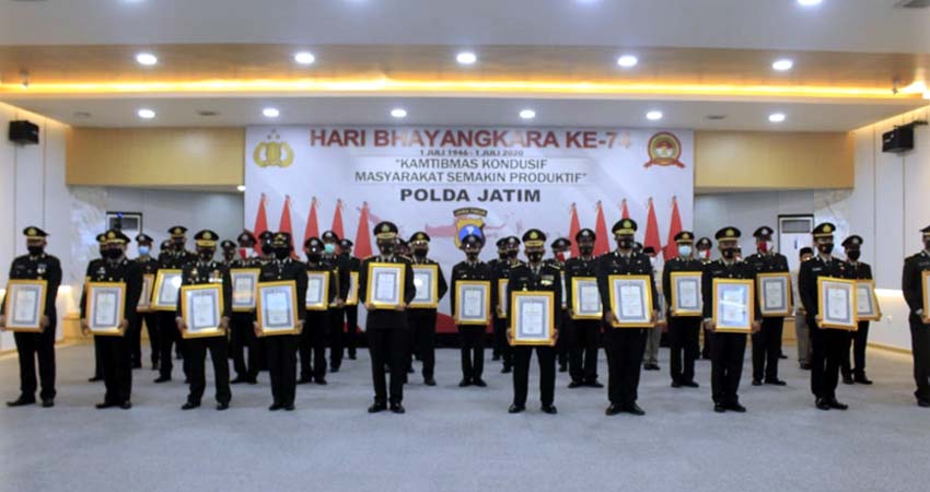 Aipda Anton Sugiyanto SH MH saat bersama Kapolda Jatim dan Jajaran Polres Berprestasi. (ist)