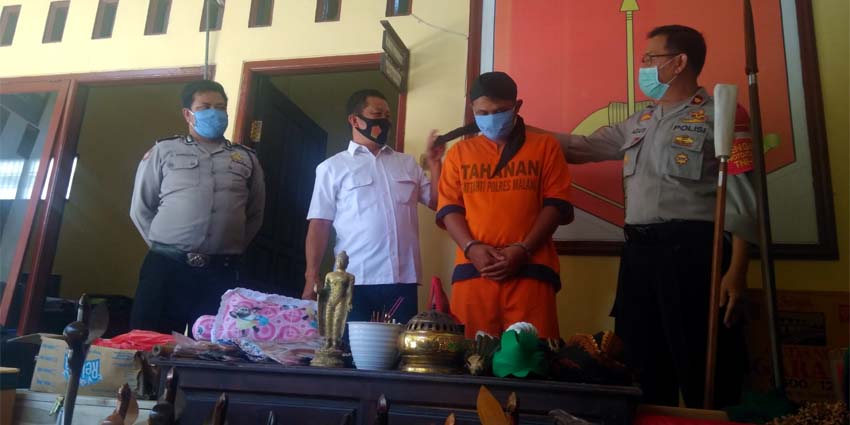 Kompol Agus Siswo Hariadi SH interogasi tersangka Mustain. (sos)