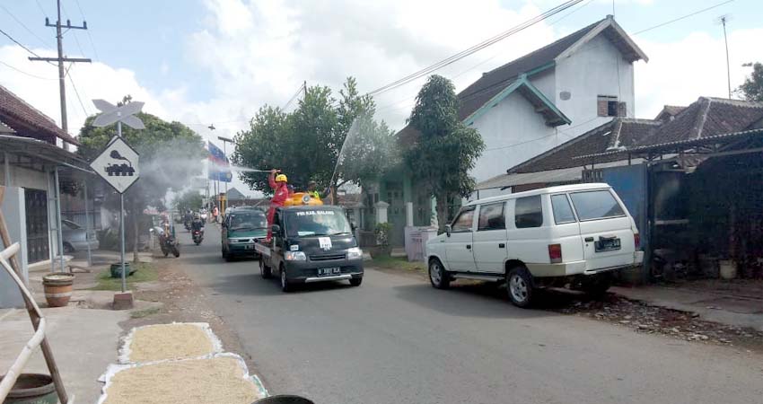 Penyemprotan Disinfektan yang dilakukan di Desa Jatirejoyoso, Kecamatan Kepanjen Kabupaten Malang.(kik)