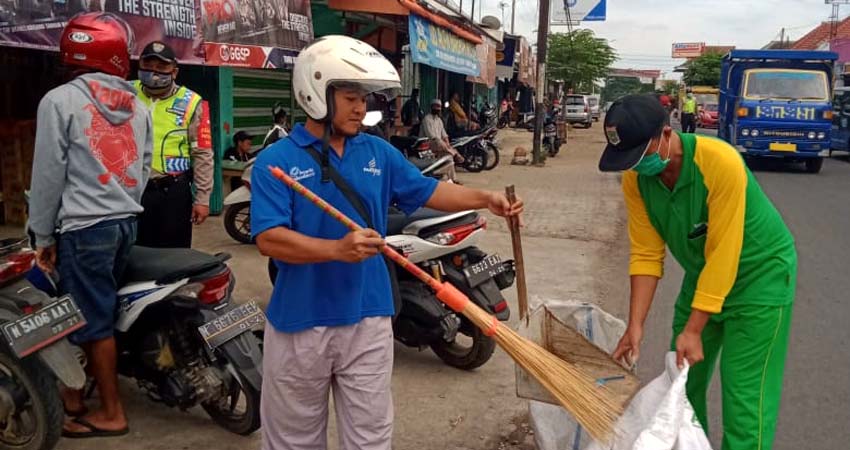 Tidak Pakai Masker di Pagelaran, Dihukum Bersihkan Sampah, Nyanyi Indonesia Raya