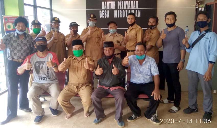 Kades Wirotaman, Perangkat Desa, BPD Bersama Instalator dan Yayasan Daya Pertiwi. (sur)