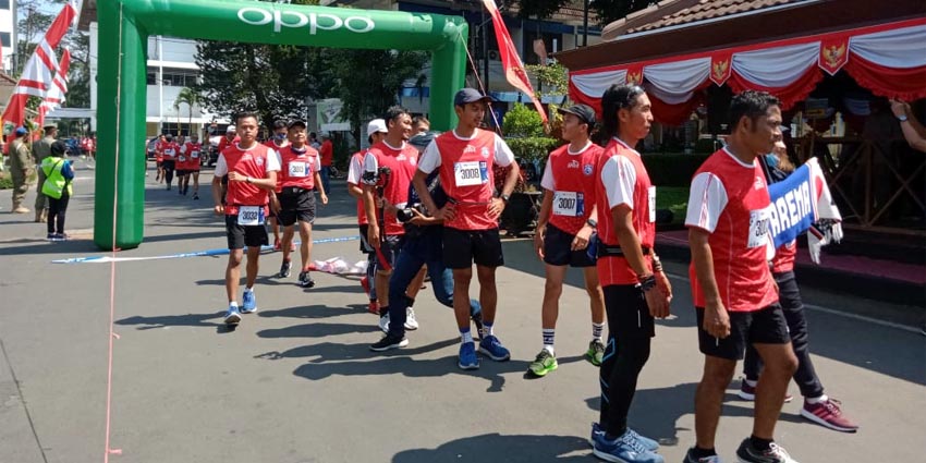 LARI : Peserta lomba lari 'Anniversary Arema Run 2020 ' tiba digaris finish Pendopo Agung Pringitan Kabupaten Malang. (memo x/dok)