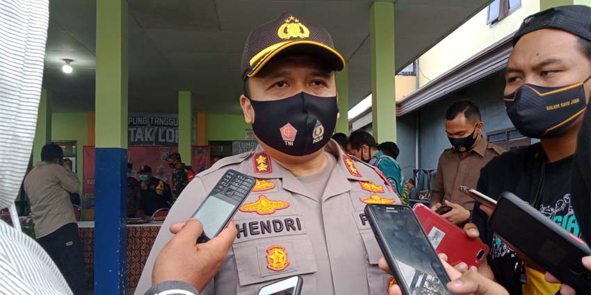 Kapolres Malang, AKBP Hendri Umar saat di kantor Balai Desa Mulyoagung Dau. (memontum/cw3)