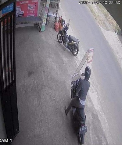 foto pelaku yang terekam cctv. ( repro is)