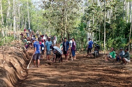 Aktifitas pembangunan Jalan Tembus di Rw 02 Rw 03. (sur)