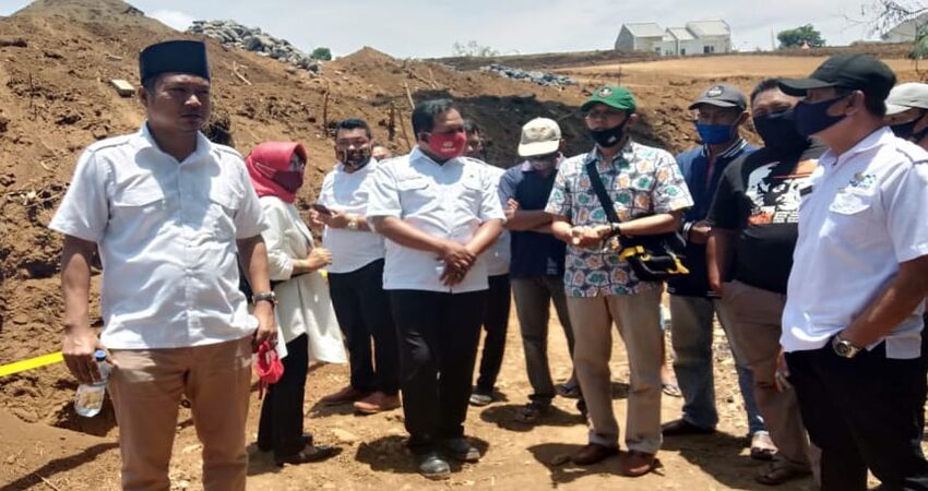 Rombongan Komisi III DPRD Kabupaten Malang saat sidak pembangunan Perumahan Taman Tirta di Desa Ngenep.