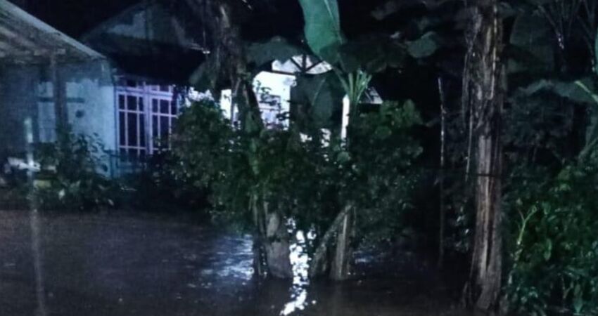 Banjir setinggi satu meter merendam pemukiman warga Desa Sidoasri, Sumawe.