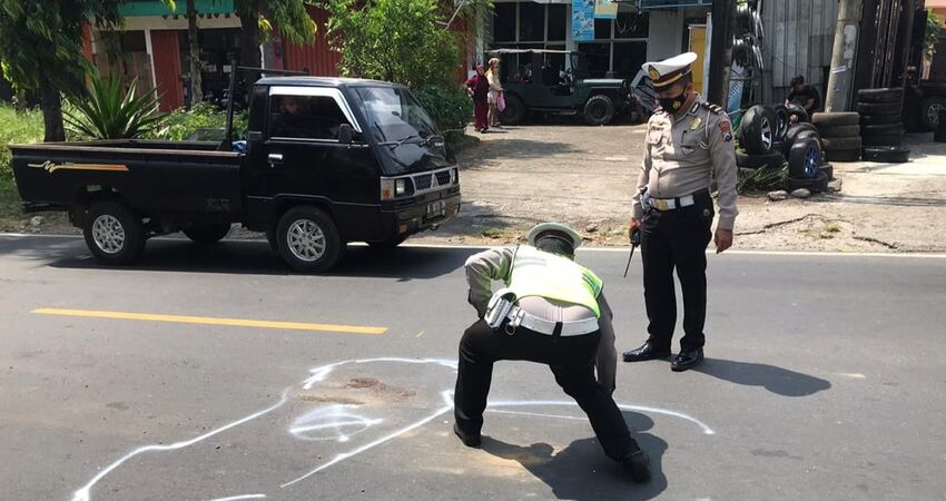 Anggota Satlantas Polres Malang melakukan olah TKP di lokasi kecelakaan.