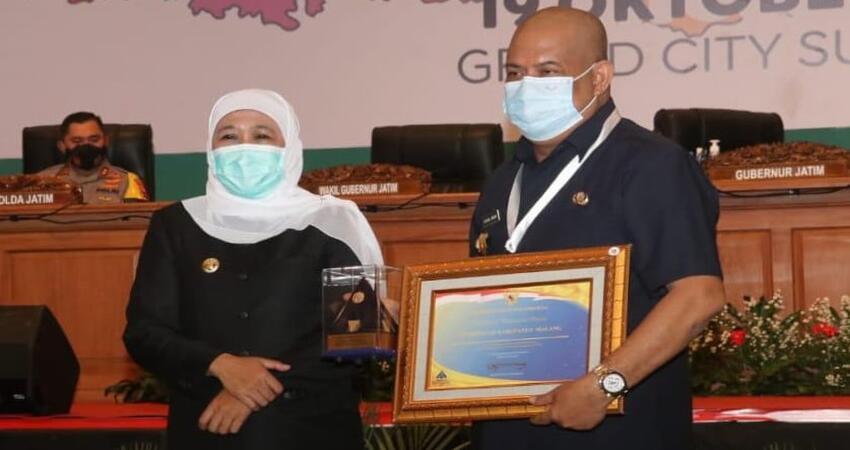 Pjs Bupati Malang, Drs. Sjaichul Ghulam, M.M terima penghargaan Opini Wajar Tanpa Pengecualian (WTP) yang diserah terimakan oleh Gubernur Jatim.