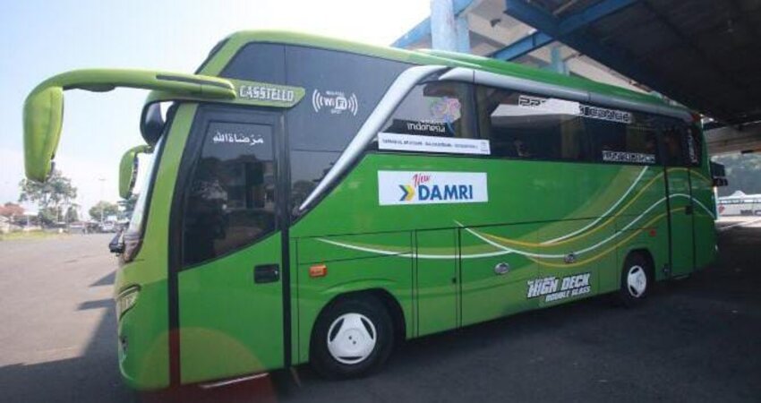 Bus Damri yang melayani trayek Sendang Biru via Balekambang, titik  pemberangkatan di Pool Damri Jalan Letjen S Parman No 11, Kota Malang. 