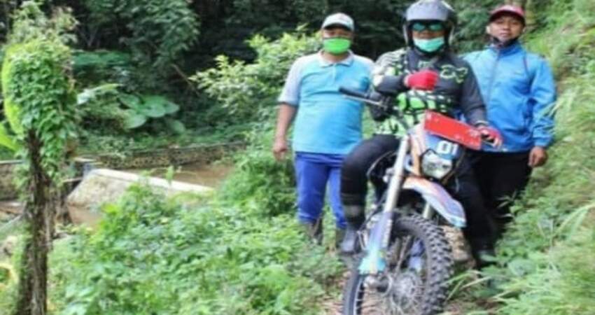 Kepala DPUSDA Kabupaten Malang, Avicenna Madisica saat melakukan jelajah sumber dengan motor trail-nya.