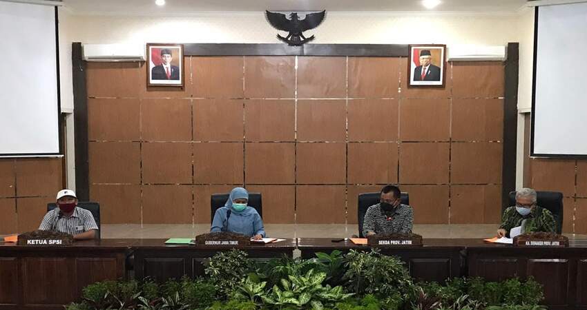 Gubernur Jatim, Khofifah Indar Parawansa rapat tentukan kenaikan UMP.