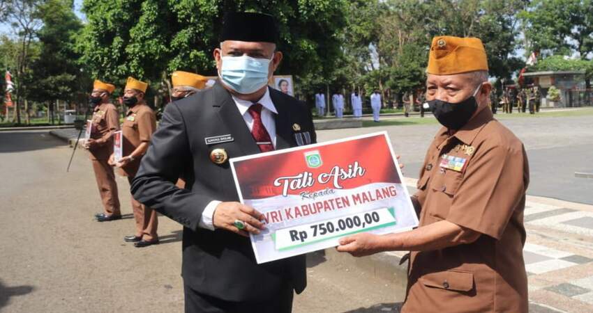 Penyerahan tali asih kepada perwakilan veteran.