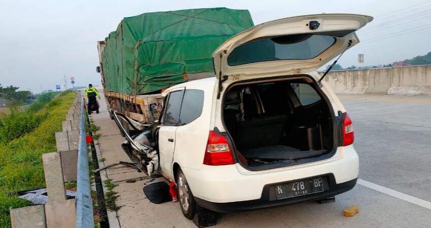 Mobil yang ditumpangi anggota FPDI Perjuangan Kabupaten Malang, Haryanto, nampak ringsek dibagian depan.