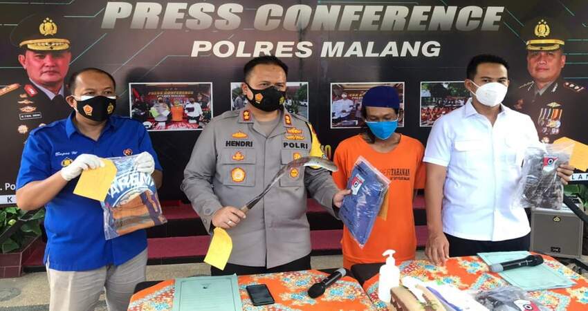 Kapolres Malang, AKBP Hendri Umar menunjukkan BB sebilah celurit yang digunakan pelaku untuk menghabisi Dulmanan (42).