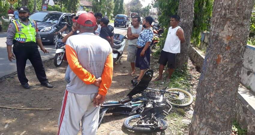 Motor korban yang ringsek terlindas roda belakang truk gandengan.