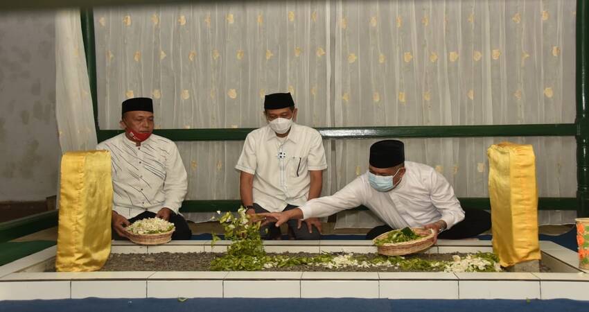 Pjs Bupati Malang, Sjaichul Ghulam saat berziarah dan tabur bunga ke Makam Ki Ageng Gribig.