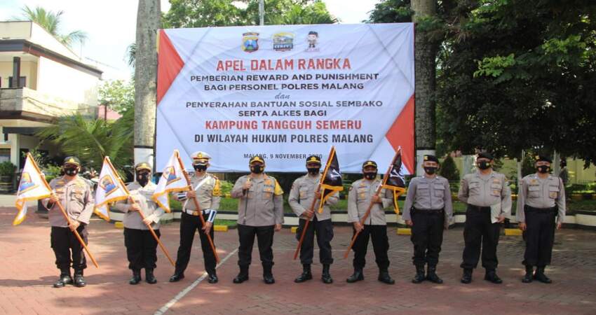 Kapolres Malang, AKBP Hendri Umar beserta jajarannya usai mengikuti Apel Reward dan Punishment serta penyaluran bantuan Alkes.