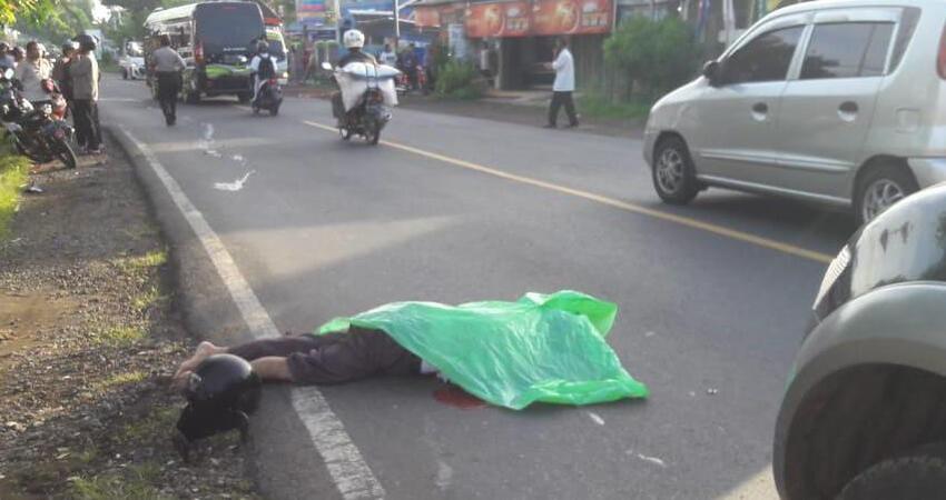 Jenazah Moerdjiono (66) tergeletak di Jalan Raya Ngebruk (Barat Alfamart Ngebruk).