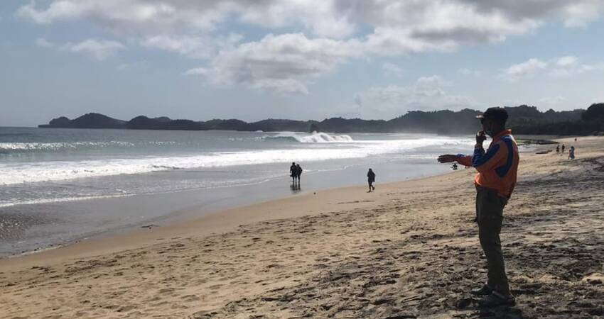 Kondisi Pantai Balekambang yang sepi pengunjung.