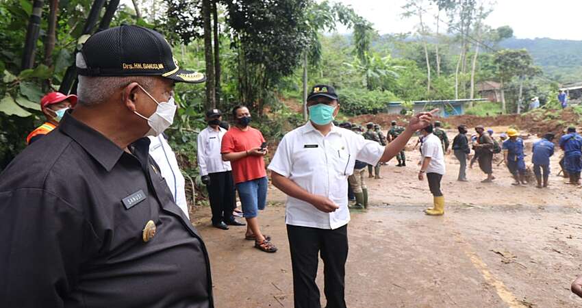 Bupati Malang Tinjau Lokasi Longsor dan Standbykan Alat Berat