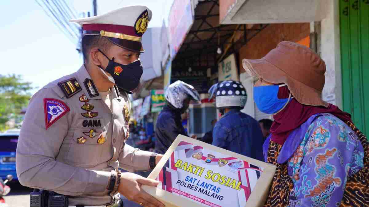 Baksos Bhayangkara untuk Negeri, Polres Malang Bagikan Paket Sembako