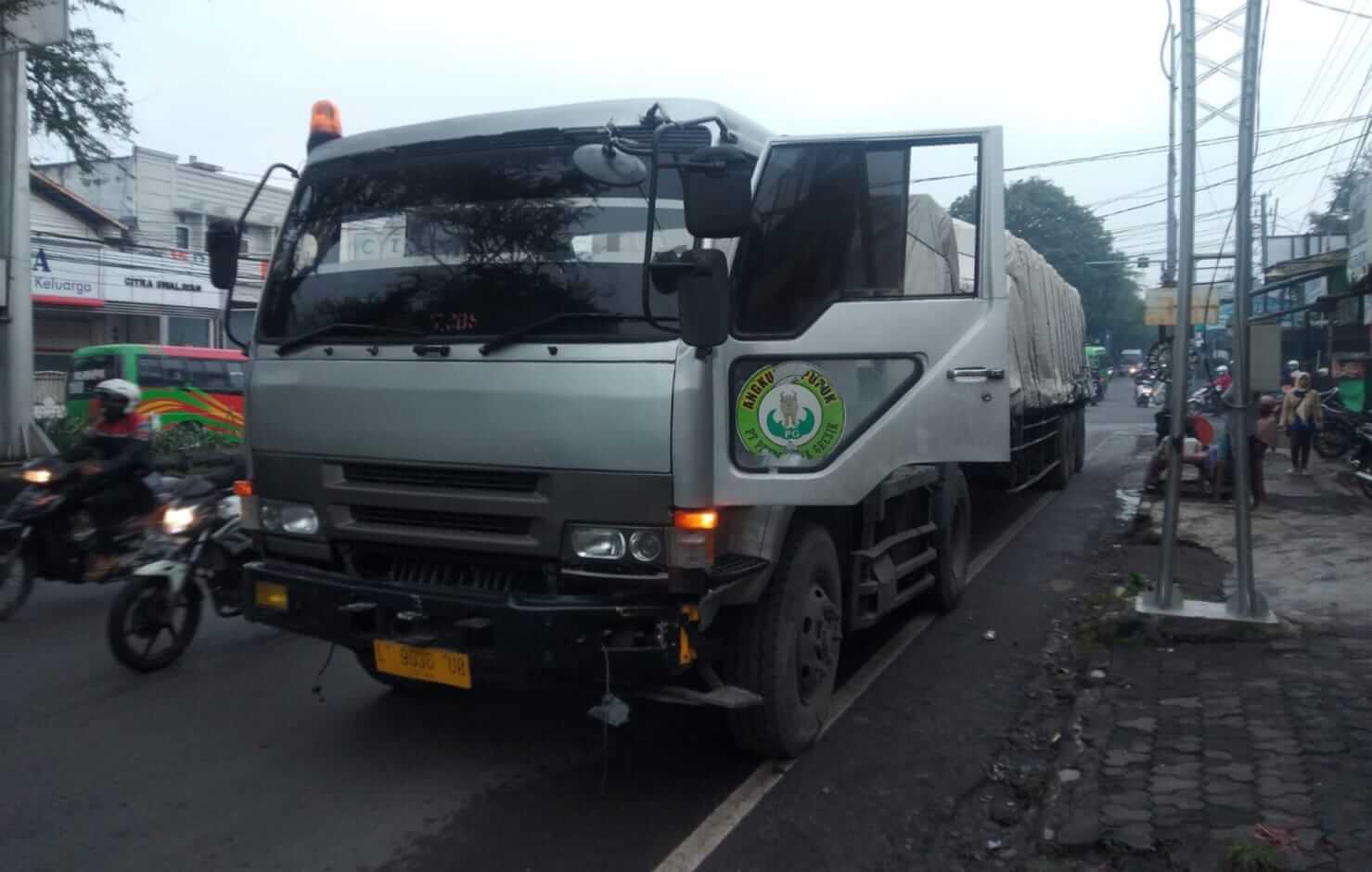 Diduga Rem Blong, Tractor Head Tabrak Sepeda Motor di Simpang Tiga Garuda Singosari