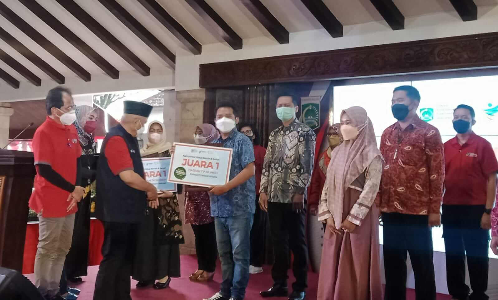 Peringati HKN, Bupati Malang bersama Dinas Kesehatan Kampanyekan Hidup Sehat dan Bersih serta Berikan Hadiah Lomba