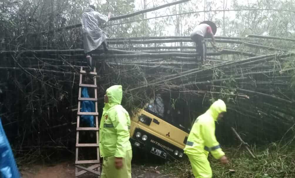 Tebing Setinggi 60 Meter Longsor Menimpa Truk Pengangkut Puput, Akses Jalan Dua Desa Terhenti