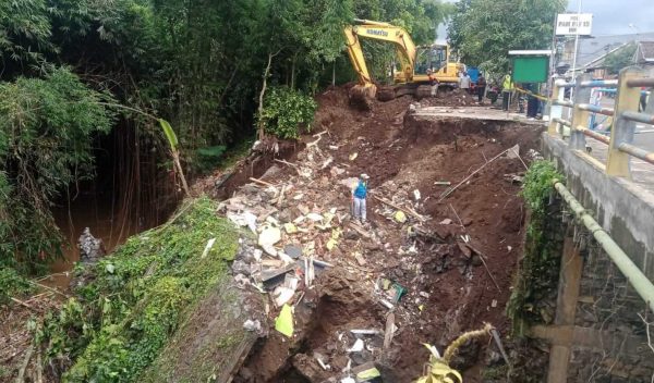 Diguyur Hujan Semalaman, Pos Satpam Perum Bumi Mondoroko Raya Singosari Longsor dan Timbun Seorang Satpam