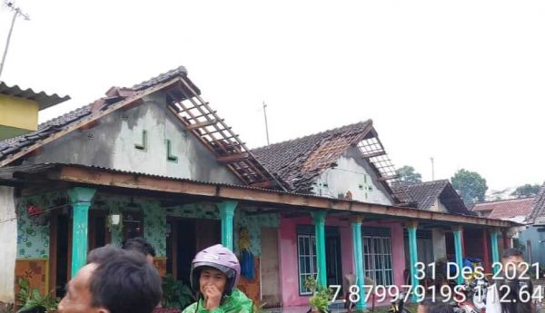 Hujan Deras Disertai Angin Kencang Rusak 15 Rumah di Singosari Malang