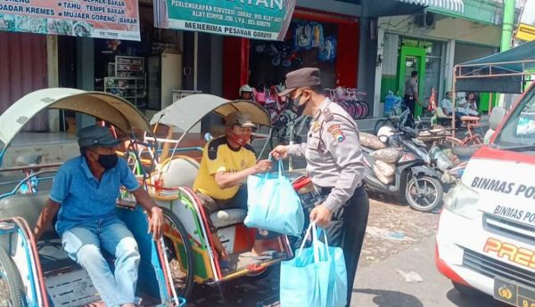 Polres Malang Bagikan Bansos untuk Pemulung, Becak dan PKL