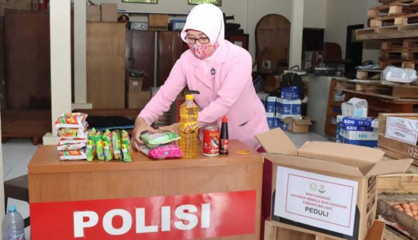 Ketua Bhayangkari Cabang Malang Salurkan Ratusan Bansos untuk Warga Kurang Mampu hingga Lansia