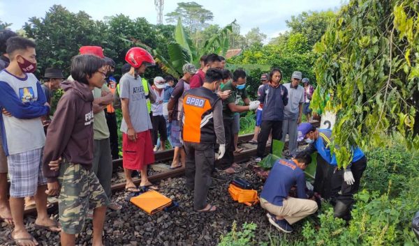 Ibu dan Balitanya Meninggal Usai Dihajar Kereta Api di Rel Perlintasan Kereta Api Jatiguwi Malang