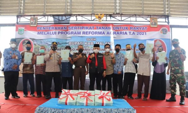 Bupati Sanusi Serahkan 250 Sertifikat Tanah untuk Rakyat Melalui Program Reforma Agraria di Sumawe