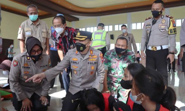 Kapolres Malang Didampingi Kadinkes Tinjau Vaksinasi Pelajar di Dau