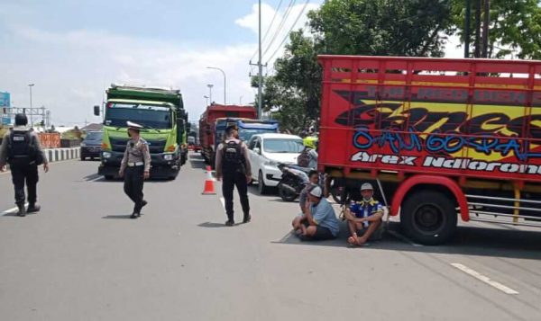 Ratusan Sopir Truk di Malang Datangi Kantor KIR Tuntut Perubahan UU ODOL