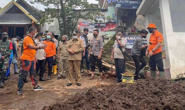 Bupati Sanusi Tinjau Dampak Banjir di Lowoksuruh Malang