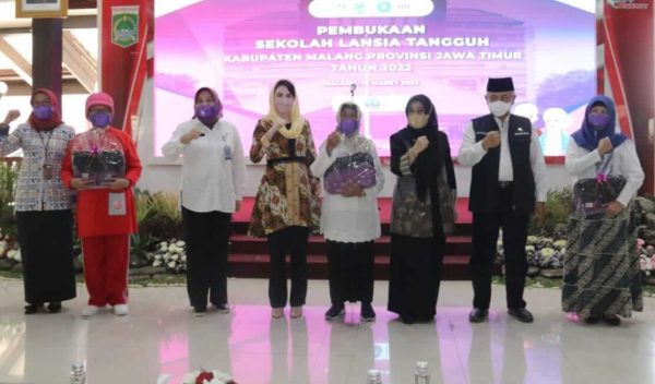 Bupati Malang Bersama Ketua TP PKK Provinsi Jawa Timur Resmikan Sekolah Lansia Tangguh 2022