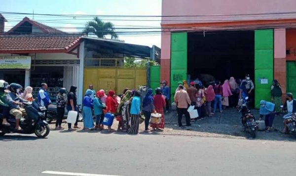 Demi Migor Curah, Ribuan Masyarakat Malang Utara Rela Antri Panjang hingga 2 Jam