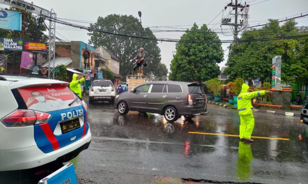 Antisipasi Kemacetan Kian Mengular Akibat Pohon Beringin Tumbang, Satlantas Lakukan Pengalihan Arus