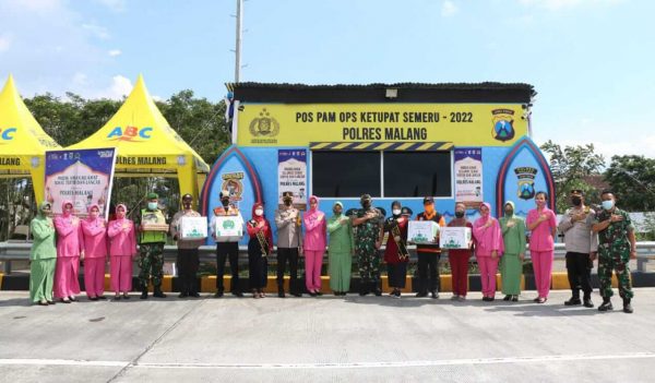 Bhayangkari dan Persit KCK Cabang Malang Beri Bingkisan Petugas Pospam dan Posyan